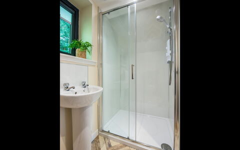 Wayside Loft: Bagno, Idraulico Fixture, Pavimentazione, Interior Design, Pavimento, Idraulico, Doccia, Porta, Doccia Porta, Rubinetto