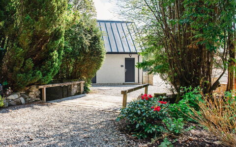 Wayside Loft: Arbusto, Casa, Villetta, Tetto, Giardino, Shade, Driveway, Landscaping, Edifici Giardino, Raccordo