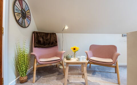 Wayside Loft: Mobilia, Interior Design, Pavimentazione, Sedia, Legna, Pavimento, Pavimento In Legno, Casa, Camera, Soggiorno
