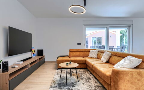 Villa Fortuna: Mobilia, Interior Design, Divano, Pavimentazione, Legna, Soggiorno, Pavimento, Soffitto, Casa, Illuminazione