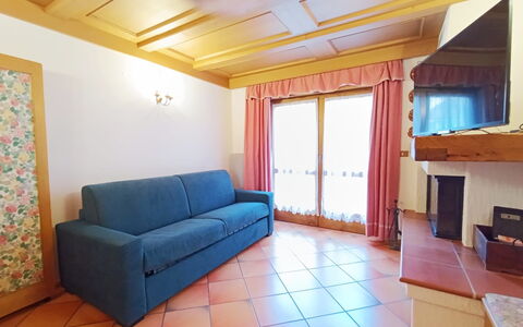 Corte dei Larici: Pavimentazione, Pavimento, Interior Design, Soffitto, Camera, Appartamento, Color Legno, Vernice, Divano