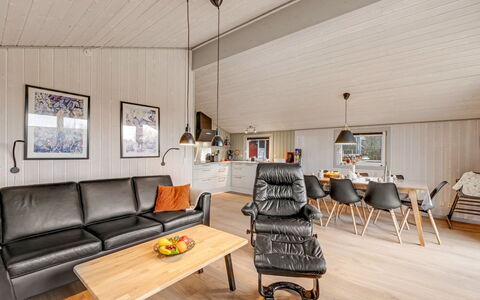 Seba - 1Km to the Fjord: Legna, Soffitto, Interior Design, Mobilia, Soggiorno, Pavimentazione, Divano, Pavimento, Casa, Camera