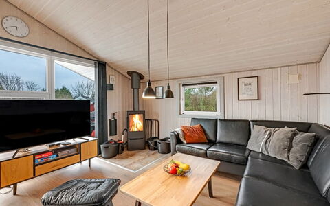 Seba - 1Km to the Fjord: Divano, Legna, Interior Design, Soggiorno, Soffitto, Mobilia, Pavimentazione, Camera, Pavimento