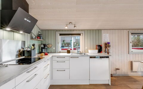 Seba - 1Km to the Fjord: Cucina, Elettrodomestico Da Cucina, Apparecchio Major, Legna, Controsoffitto, Interior Design, Pavimentazione, Soffitto, Elettrodomestico, Cabinetry
