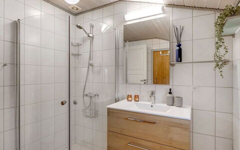 Seba - 1Km to the Fjord: Pavimentazione, Legna, Idraulico Fixture, Pavimento, Interior Design, Mobiletto Del Bagno, Idraulico, Bagno, Lavello, Lavandino Del Bagno