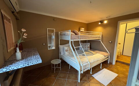 Cottage Wisteria: Mobilia, Camera Da Letto, Letto, Interior Design, Pavimento, Pavimentazione, Bedding, Lenzuolo, Camera, Soffitto