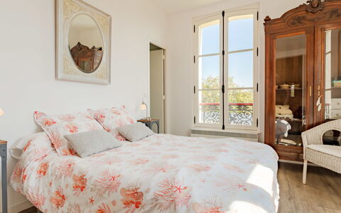 Les Jardins de Cabourg: Mobilia, Letto, Interior Design, Camera Da Letto, Parete, Bedding, Lenzuolo, Pavimento, Legna, Camera