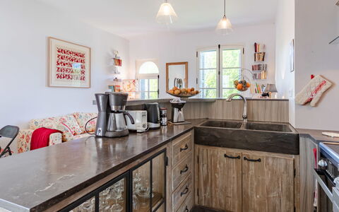 Les Jardins de Cabourg: Cucina, Controsoffitto, Mobilia, Interior Design, Pavimentazione, Cabinetry, Legna, Elettrodomestico Da Cucina, Pavimento, Elettrodomestico