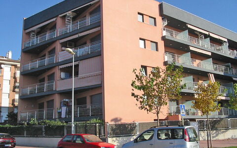 Tramuntana: Zona Residenziale, Costruzione, Appartamento, Proprietà, Quartiere, Architettura, Cittadina, Veicolo, Facciata, Uso Misto
