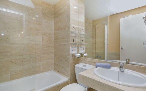Tramuntana: Bagno, Idraulico Fixture, Pavimentazione, Lavello, Pavimento, Interior Design, Gabinetto, Lavandino Del Bagno, Toilet Seat, Rubinetto