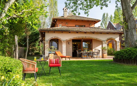 Tramonto: Zona Residenziale, Casa, Estate, Balcone, Recinzione, Villa
