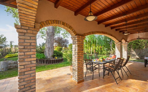 Tramonto: Zona Residenziale, Casa, Estate, Balcone, Recinzione, Villa