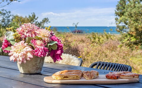 Kaj - 75M from the Sea: Mobilia, Mobili Da Esterno, Tavolo, Tavolo Esterno, Vaso Di Fiori, Sedia, Cibo, Serveware, Pianta Della Casa, Tavolo Da Picnic