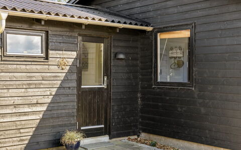 Arnkil - 250M from the Sea: Tetto, Casa, Casa, Villetta, Porta, Raccordo, Deck, Portico, Plank, Latifoglie