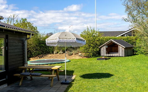 Arnkil - 250M from the Sea: Tetto, Casa, Casa, Villetta, Porta, Raccordo, Deck, Portico, Plank, Latifoglie