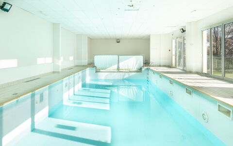 Les Fermes de Saint Sorlin: Pavimentazione, Pavimento, Soffitto, Piscina, Interior Design, Ricorrere, Design, Piastrella, Hotel, Centro Ricreativo