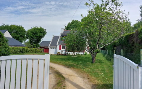 Mer et Campagne: Albero, Ramo, Casa, Zona Residenziale, Arbusto, Casa, Lotto, Tetto, Villetta