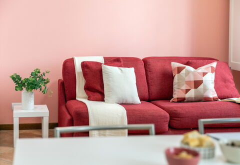 Movie Suite Jesi: Rosso, Mobilia, Rosa, Interior Design, Camera, Lancia Cuscino, Cuscino, Cuscino, Soggiorno, Dipingere