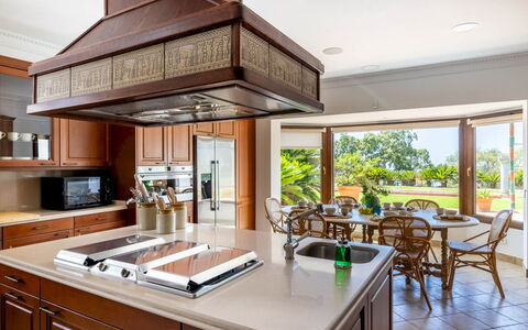 Serena Marbella: Cucina, Interior Design, Controsoffitto, Elettrodomestico Da Cucina, Pavimentazione, Mobilia, Cabinetry, Legna, Soffitto, Lampada