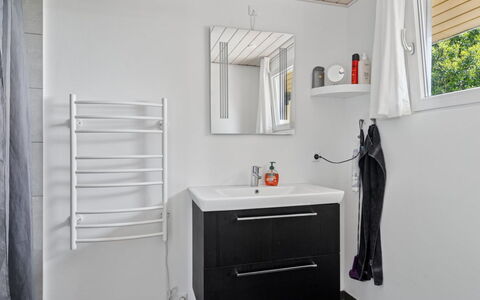 Erin - 200M from the Sea: Pavimentazione, Pavimento, Idraulico Fixture, Interior Design, Idraulico, Bagno, Mobiletto Del Bagno, Piastrella, Camera