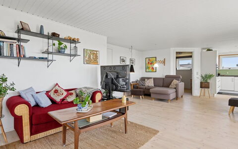 Erin - 200M from the Sea: Mobilia, Divano, Pavimentazione, Interior Design, Legna, Pavimento, Soffitto, Soggiorno, Pavimento In Legno, Tavolo