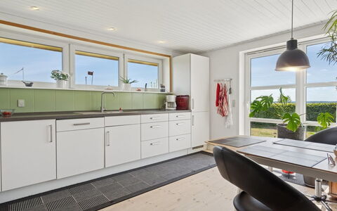 Erin - 200M from the Sea: Cucina, Pavimentazione, Interior Design, Controsoffitto, Pavimento, Legna, Soffitto, Elettrodomestico Da Cucina, Cabinetry, Mobilia