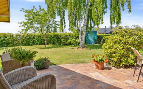 Erin - 200M from the Sea: Erba, Arbusto, Giardino, Lotto, Shade, Prato, Mobili Da Esterno, Groundcover, Landscaping