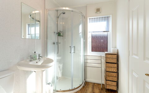Lodge 3: Parete, Pavimentazione, Interior Design, Pavimento, Bagno, Idraulico Fixture, Soffitto, Illuminazione, Camera, Gabinetto