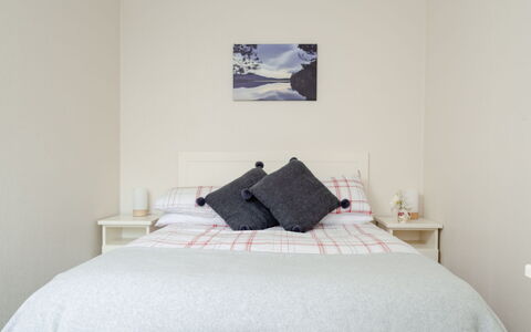 Lodge 4: Letto, Mobilia, Bedding, Camera Da Letto, Interior Design, Lenzuolo, Legna, Biancheria, Camera, Pavimento