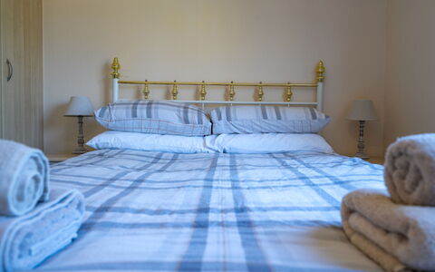 Lodge 5: Letto, Mobilia, Bedding, Camera Da Letto, Lenzuolo, Interior Design, Legna, Biancheria, Pavimento, Pavimentazione