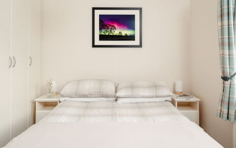 Lodge 7: Mobilia, Letto, Interior Design, Camera Da Letto, Bedding, Lenzuolo, Pavimento, Legna, Camera, Biancheria