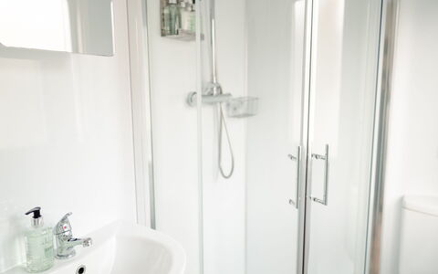 Lodge 8: Interior Design, Pavimento, Pavimentazione, Camera, Idraulico Fixture, Lavandino Del Bagno, Bagno, Lavello, Camera Da Letto, Biancheria