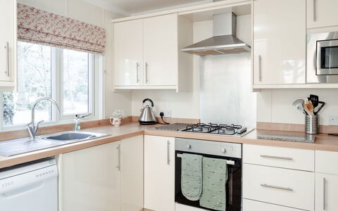 Lodge 8: Cucina, Controsoffitto, Elettrodomestico Da Cucina, Apparecchio Major, Cabinetry, Interior Design, Elettrodomestico, Lavello, Mobilia, Casa
