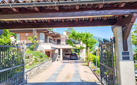 Ca'Sotselva: Zona Residenziale, Casa, Shade, Balcone, Estate, Hacienda, Driveway, Villa, Dimora, Flagstone