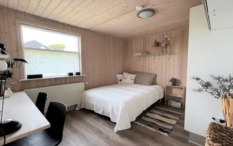Sejer - 350M from the Sea: Pavimentazione, Pavimento, Interior Design, Camera Da Letto, Legna, Mobilia, Letto, Soffitto, Camera, Pavimento In Legno
