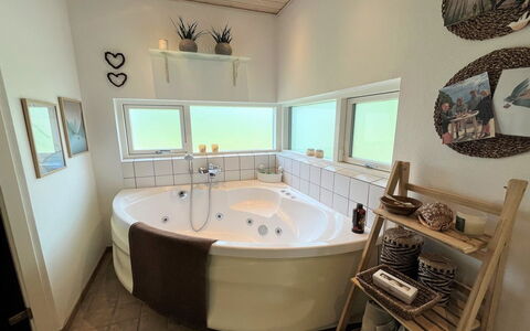 Sejer - 350M from the Sea: Interior Design, Pavimentazione, Pavimento, Idraulico Fixture, Soffitto, Vasca Da Bagno, Illuminazione, Camera, Bagno, Idraulico