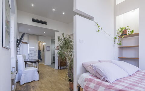 Central Cozy Nest With Parking, Bogliasco: Mobilia, Interior Design, Pavimentazione, Pavimento, Camera, Legna, Camera Da Letto, Soffitto, Letto, Tessile