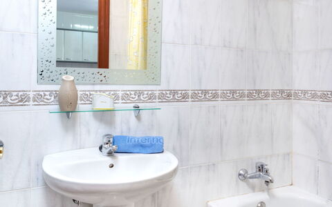 Fleming: Bagno, Proprietà, Camera, Piastrella, Rubinetto, Parete, Interior Design, Ceramica, Pavimento, Bagno Accessorio