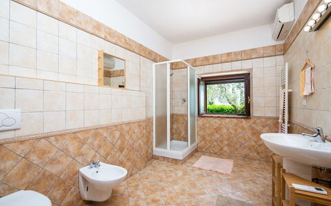 Casa Alloro, Ac, Wifi, Narni: Pavimentazione, Pavimento, Interior Design, Soffitto, Idraulico Fixture, Piastrella, Camera, Idraulico, Bagno