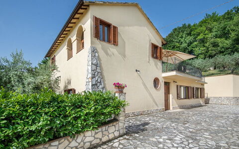 Casa Alloro, Ac, Wifi, Narni: Casa, Zona Residenziale, Casa, Porta, Villetta, Estate, Giardino, Landscaping, Balcone, Hacienda