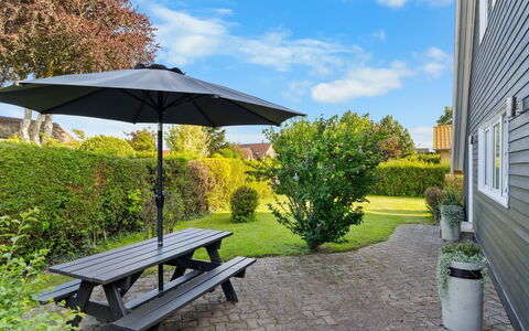 Begitte - 200M from the Sea: Blu, Arbusto, Villetta, Groundcover, Giardino, Estate, Shade, Landscaping, Agriturismo, Eco Hotel