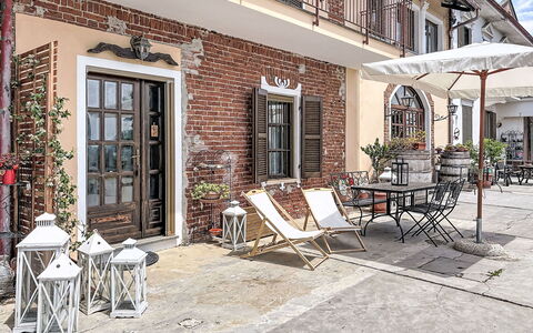 Asti 50: Porta, Mobilia, Vaso Di Fiori, Mobili Da Esterno, Tavolo Esterno, Sedia, Pianta Della Casa, Brick, Flagstone, Ferro