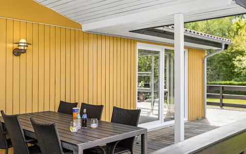 Frethi - 30Km from the Sea: Legna, Pavimentazione, Portico, Pavimento, Color Legno, Pavimento In Legno, Latifoglie, Deck, Porta, Shade