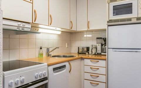 Casa Vierumäki: Mobilia, Interior Design, Pavimentazione, Pavimento, Tavolo, Soffitto, Cucina & Sala Da Pranzo Tavolo, Illuminazione, Sedia, Casa