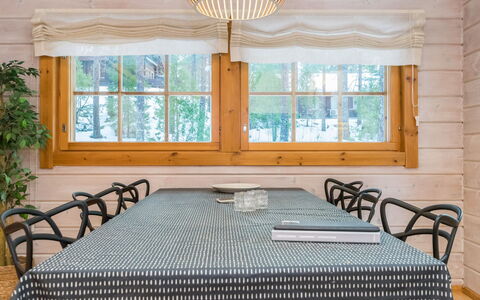 Casa Vierumäki: Mobilia, Interior Design, Pavimentazione, Pavimento, Tavolo, Soffitto, Cucina & Sala Da Pranzo Tavolo, Illuminazione, Sedia, Casa