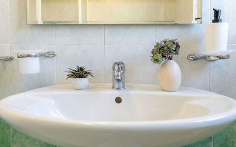 Valledoria 671: Lavandino Del Bagno, Lavello, Idraulico Fixture, Bagno, Interior Design, Rubinetto, Idraulico, Porcellana, Specchio, Ceramica
