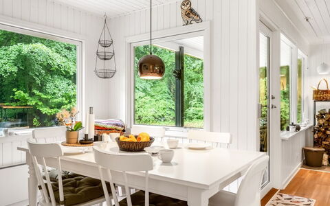 Gitten - from the Sea: Mobilia, Interior Design, Pavimentazione, Legna, Lampada, Soffitto, Pavimento, Sala Da Pranzo, Tavolo, Lampadario