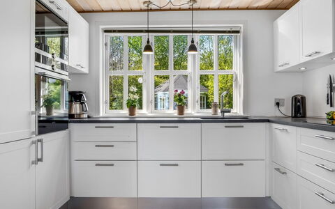 Welma - 200M from the Sea: Cucina, Controsoffitto, Cabinetry, Elettrodomestico Da Cucina, Legna, Pavimentazione, Interior Design, Apparecchio Major, Casa, Cassetto