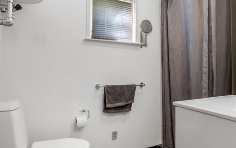 Welma - 200M from the Sea: Toilet Seat, Bagno, Idraulico Fixture, Gabinetto, Pavimentazione, Pavimento, Interior Design, Idraulico, Lavello, Rubinetto