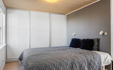 Welma - 200M from the Sea: Interior Design, Camera Da Letto, Legna, Pavimentazione, Soffitto, Letto, Mobilia, Pavimento, Illuminazione, Bedding